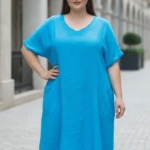 Sukienka damska Zena, widok z przodu, eksponujący naszywane kieszenie i długość za kolano.