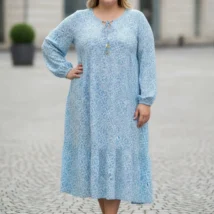 Sukienka damska Tamara w jasnoniebieskim kolorze, widok z przodu, prezentująca luźny fason i długie rękawy.
