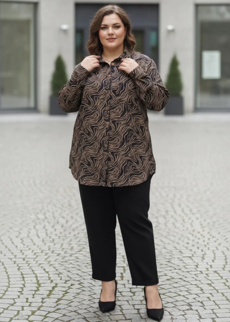Koszula damska Celina prezentowana z przodu, eksponująca luźny fason i zaokrąglony dół.