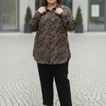Koszula damska Celina prezentowana z przodu, eksponująca luźny fason i zaokrąglony dół.