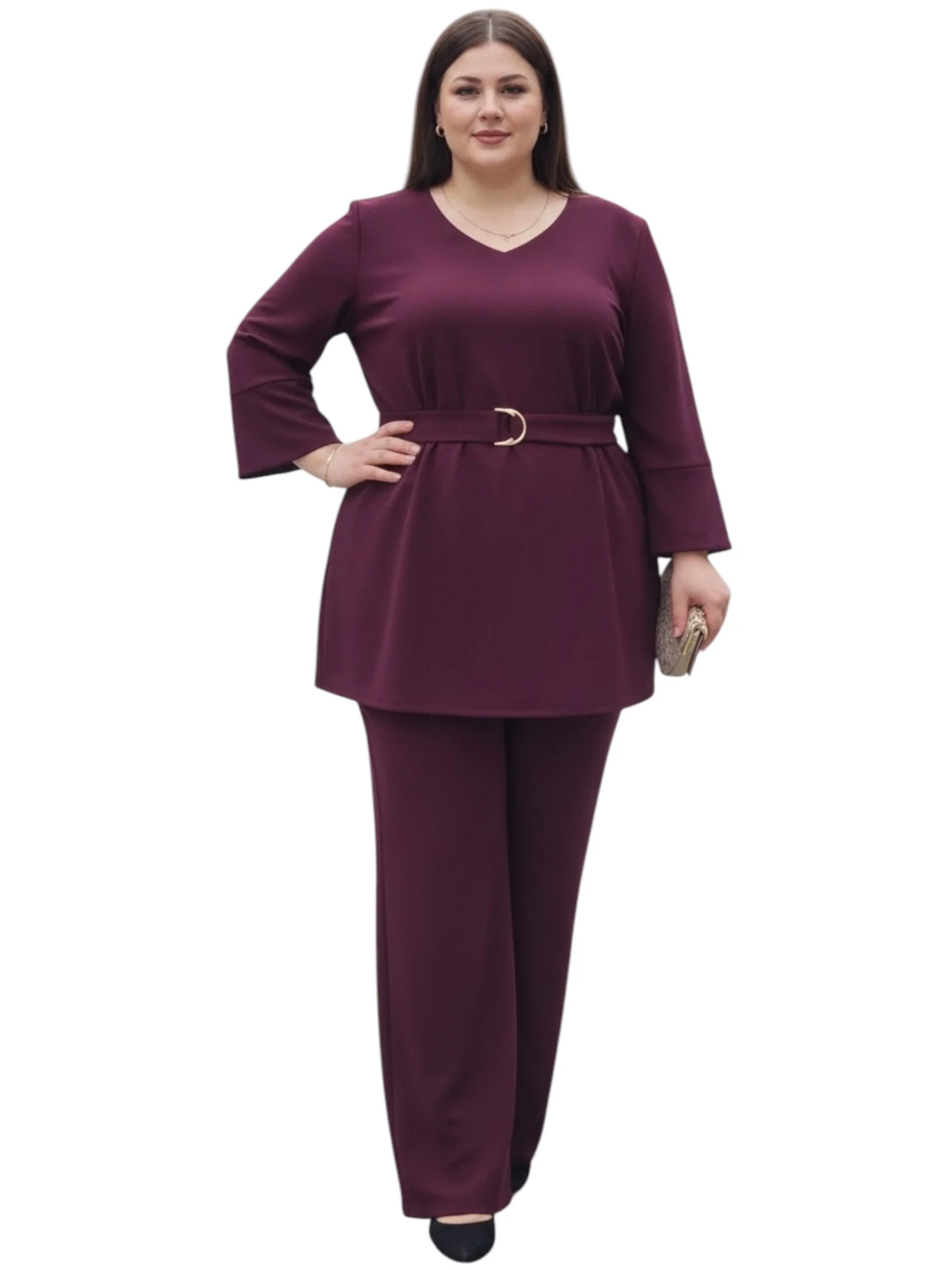 bluzka_malwina_z_paskiem_elegancka_xxl Bluzka damska Malwina: przód produktu z dopasowanym paskiem z klamrą, widoczne długie rękawy.