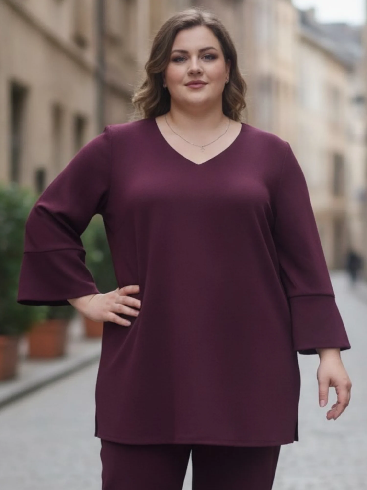 bluzka_malwina_z_paskiem_elegancka Bluzka damska Malwina: przód produktu bez paska, prezentujący luźny fason i długość tuniki.