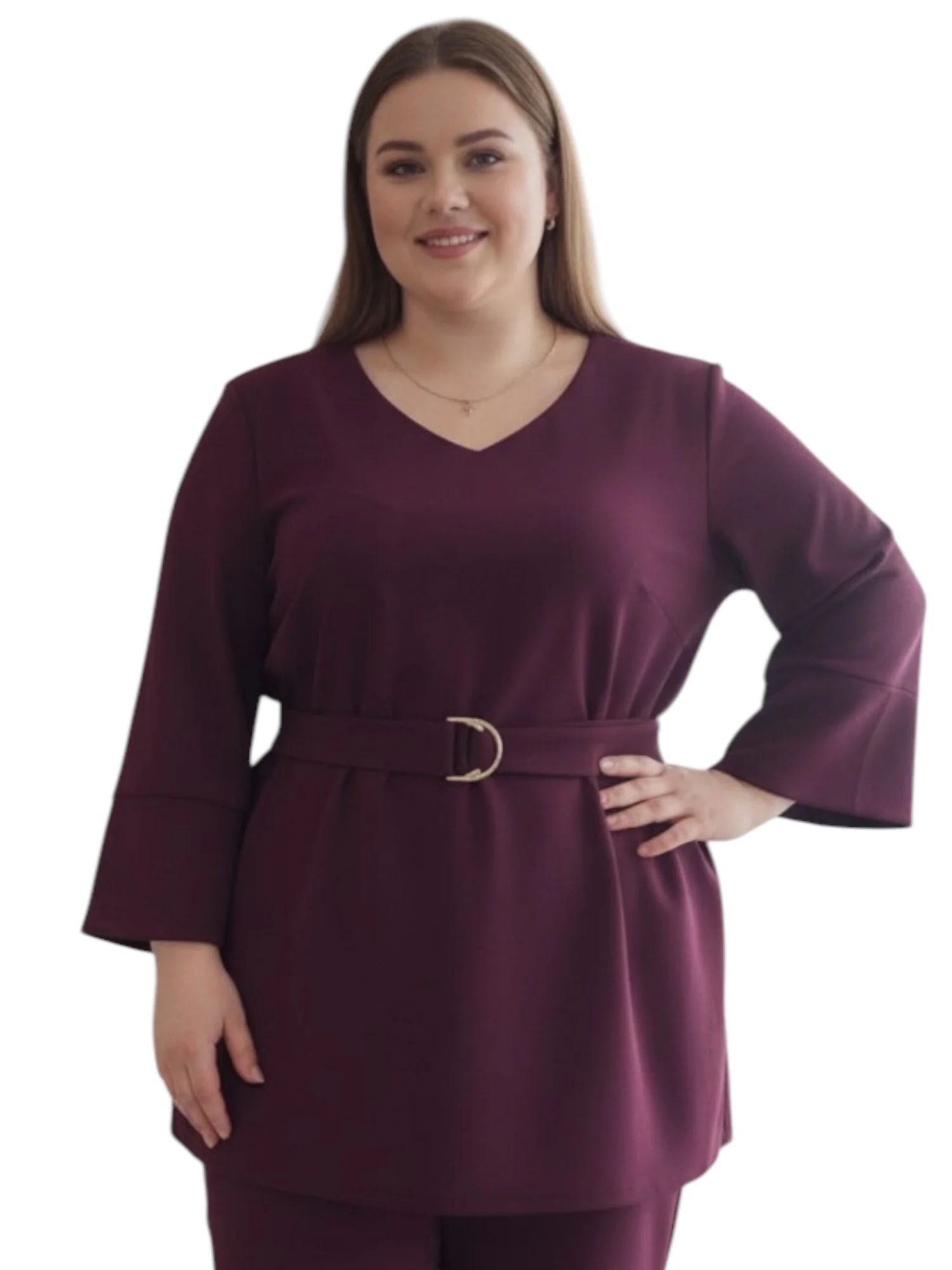 bluzka_malwina_z_paskiem_elegancka_plussize Bluzka damska Malwina: detal dekoltu V i ozdobnego paska z klamrą w kształcie litery D.