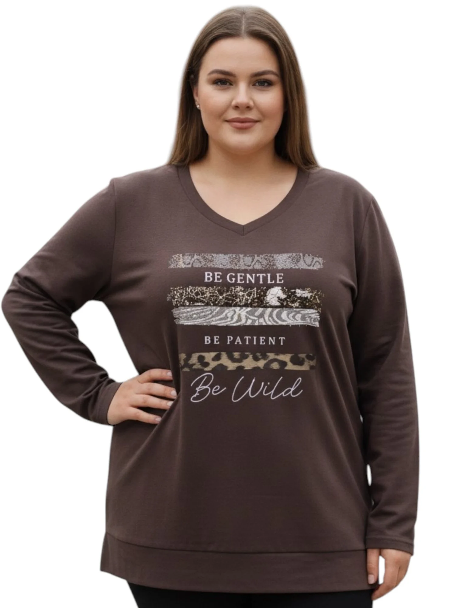 bluzka_matylda_brazowa_dlugi_rekaw_nadruk_plussize Bluzka damska Matylda, zbliżenie na przód bluzki z dekoltem V i ozdobnym nadrukiem z napisami i motywem