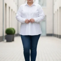Koszula damska Waleria. Biała koszula z przodu, ukazująca długość i swobodny krój w połączeniu z jeansami.