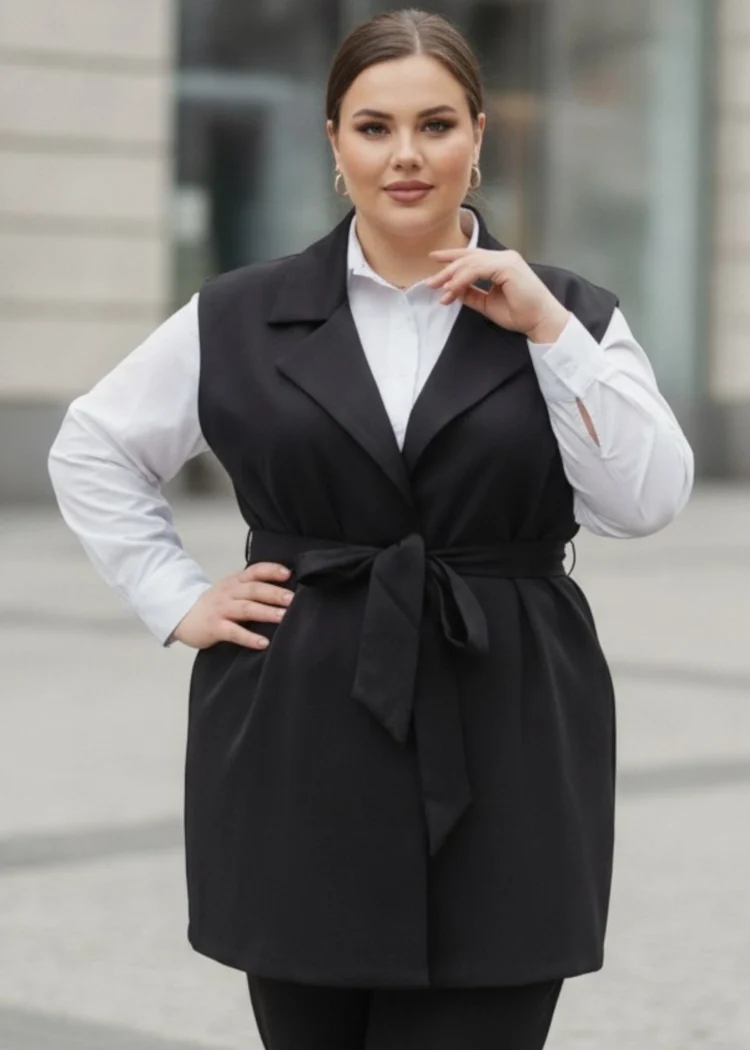 Kamizelka damska Weronika: zbliżenie na przód kamizelki z eleganckimi klapami i wiązanym paskiem.