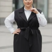 Kamizelka damska Weronika: zbliżenie na przód kamizelki z eleganckimi klapami i wiązanym paskiem.