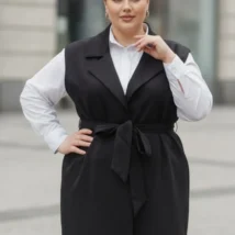 Kamizelka damska Weronika: zbliżenie na przód kamizelki z eleganckimi klapami i wiązanym paskiem.
