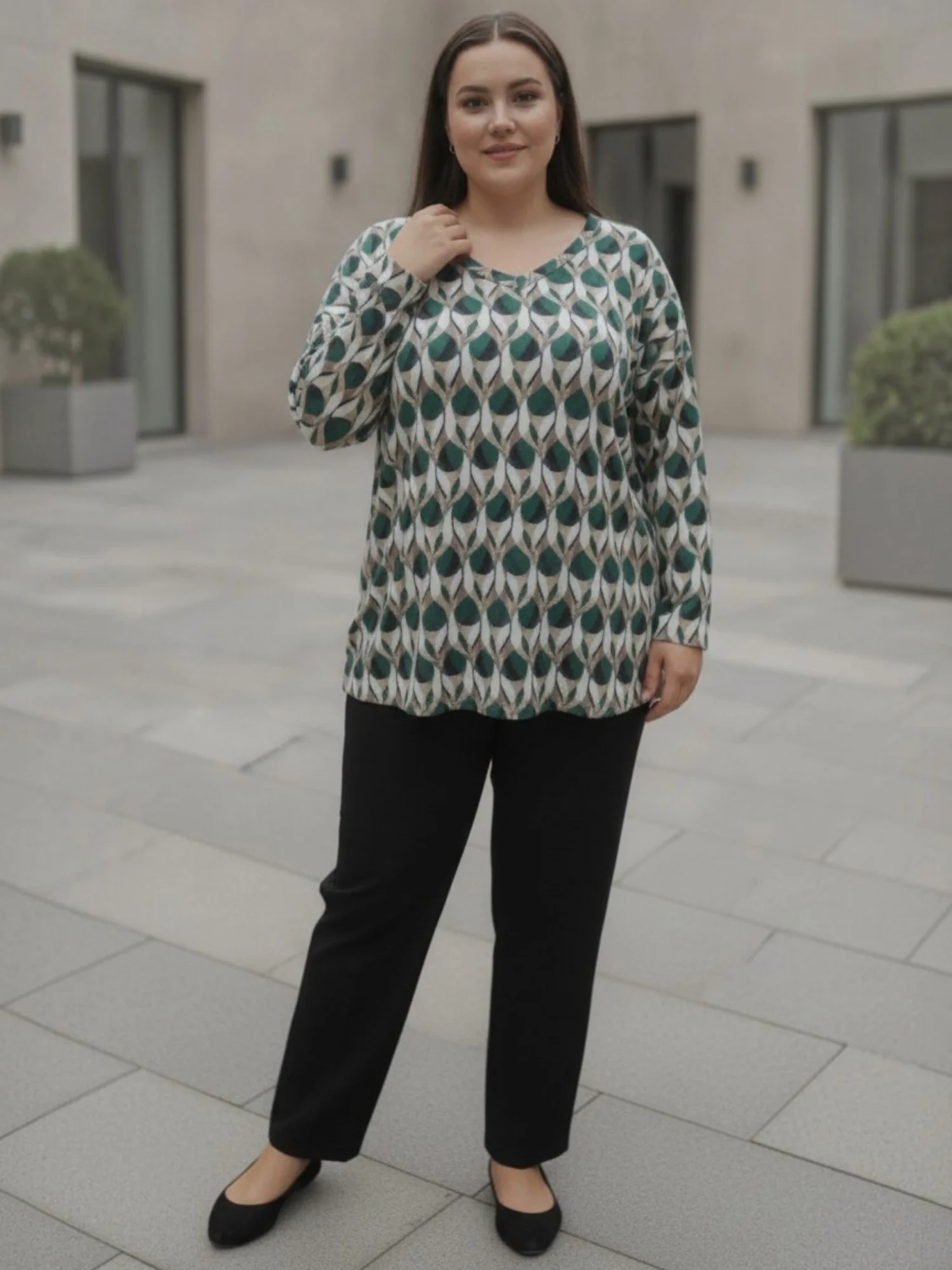 bluzka_luiza_zielona_wzor_dlugi_rekaw_xxl_jesien Bluzka damska Luiza, pełne ujęcie z przodu, ukazujące swobodny krój i długość bluzki w połączeniu ze