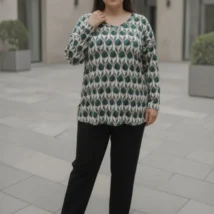 Bluzka damska Luiza, pełne ujęcie z przodu, ukazujące swobodny krój i długość bluzki w połączeniu ze