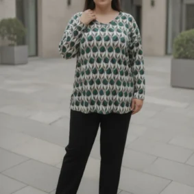 Bluzka damska Luiza, pełne ujęcie z przodu, ukazujące swobodny krój i długość bluzki w połączeniu ze