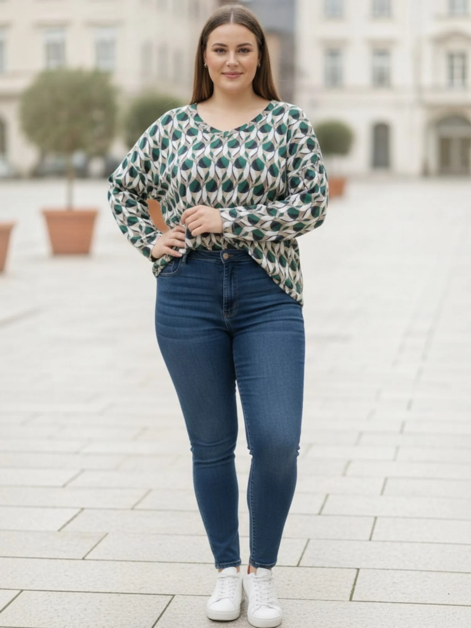 bluzka_luiza_zielona_wzor_dlugi_rekaw_xxl Bluzka damska Luiza, ujęcie z przodu, przedstawiające bluzkę wpuszczoną w jeansy, podkreślając jej