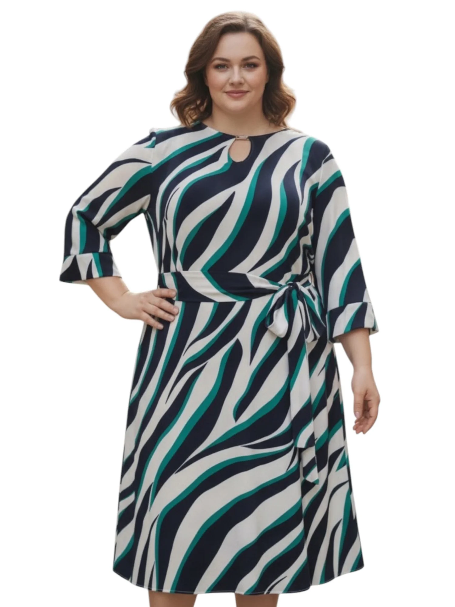 sukienka_flora_zebra_granatowo_zielona_pasek_plussize Sukienka damska Flora: widok z przodu, prezentujący granatowo-biało-turkusowy wzór w pasy i dekolt z ozdobą.