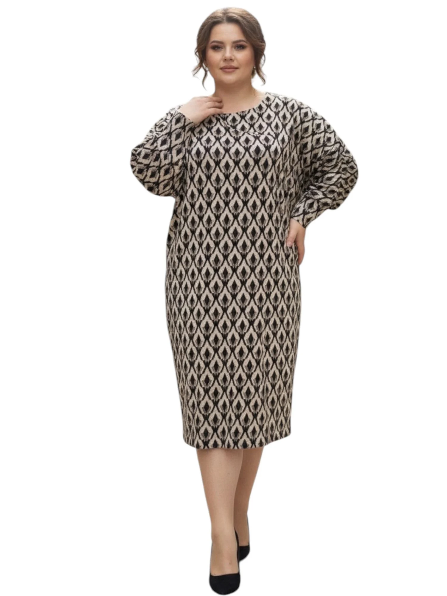 sukienka_estera_elegancka_prosta_wzor_xxl_brazowa Sukienka damska Estera, ujęcie z przodu, prezentujące całość czarno-beżowego wzoru i luźny fason.