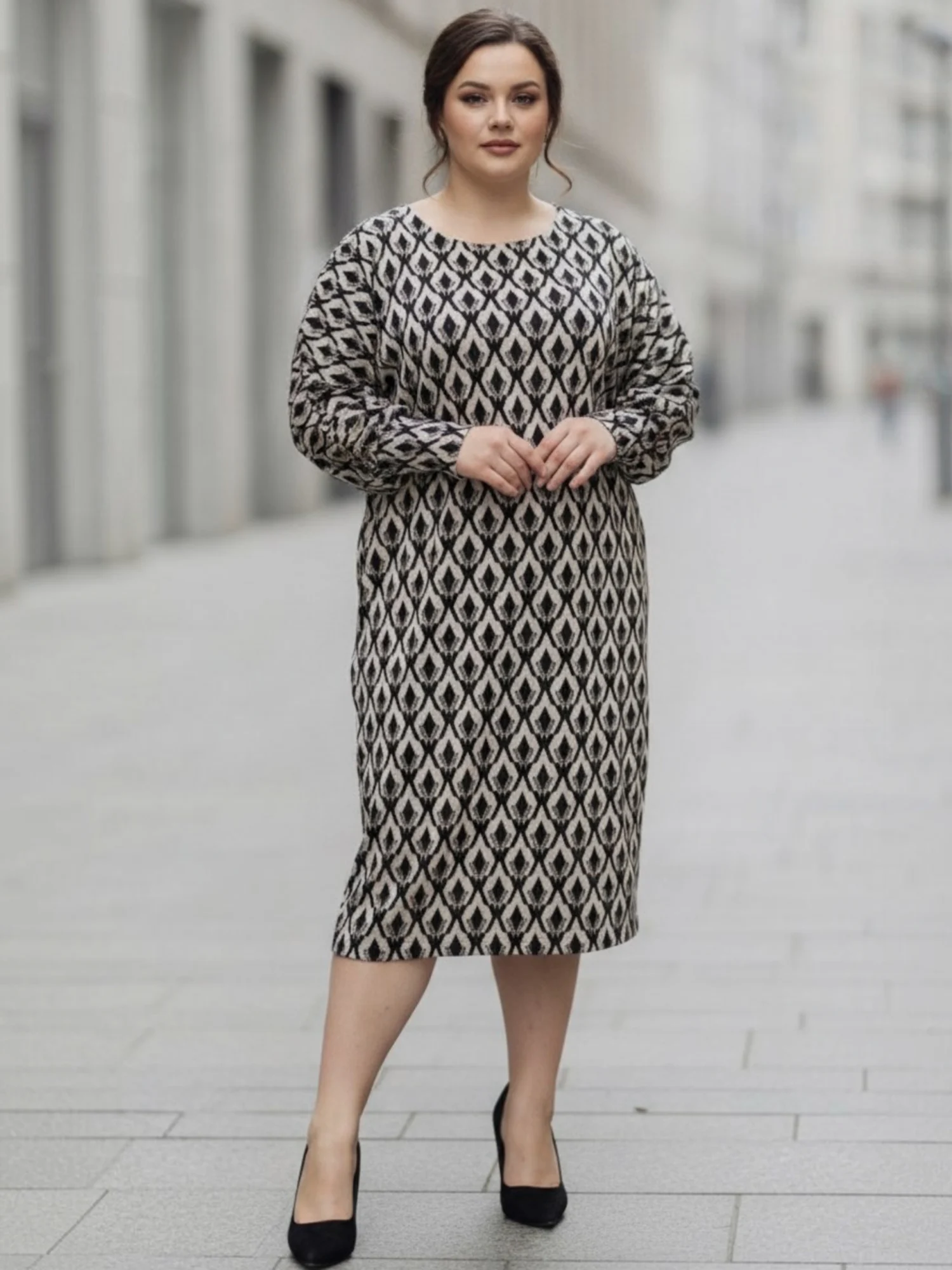 sukienka_estera_elegancka_prosta_wzor_xxl Sukienka damska Estera, widok z przodu, ukazujący układ materiału i długie rękawy z mankietami.