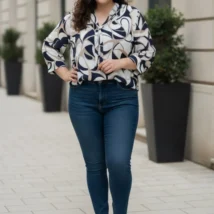 Bluzka Kazia, pełny widok z przodu, pokazujący bluzkę w stylizacji z jeansami.