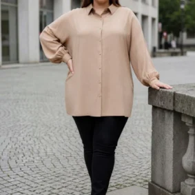 Koszula damska Regina, ujęcie z przodu, ukazujące całą długość koszuli i zaokrąglony dół.