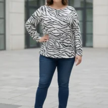 Bluzka Magia, pełny widok przodu, ukazujący luźny krój i długie rękawy z mankietami w dynamicznym wzorze.
