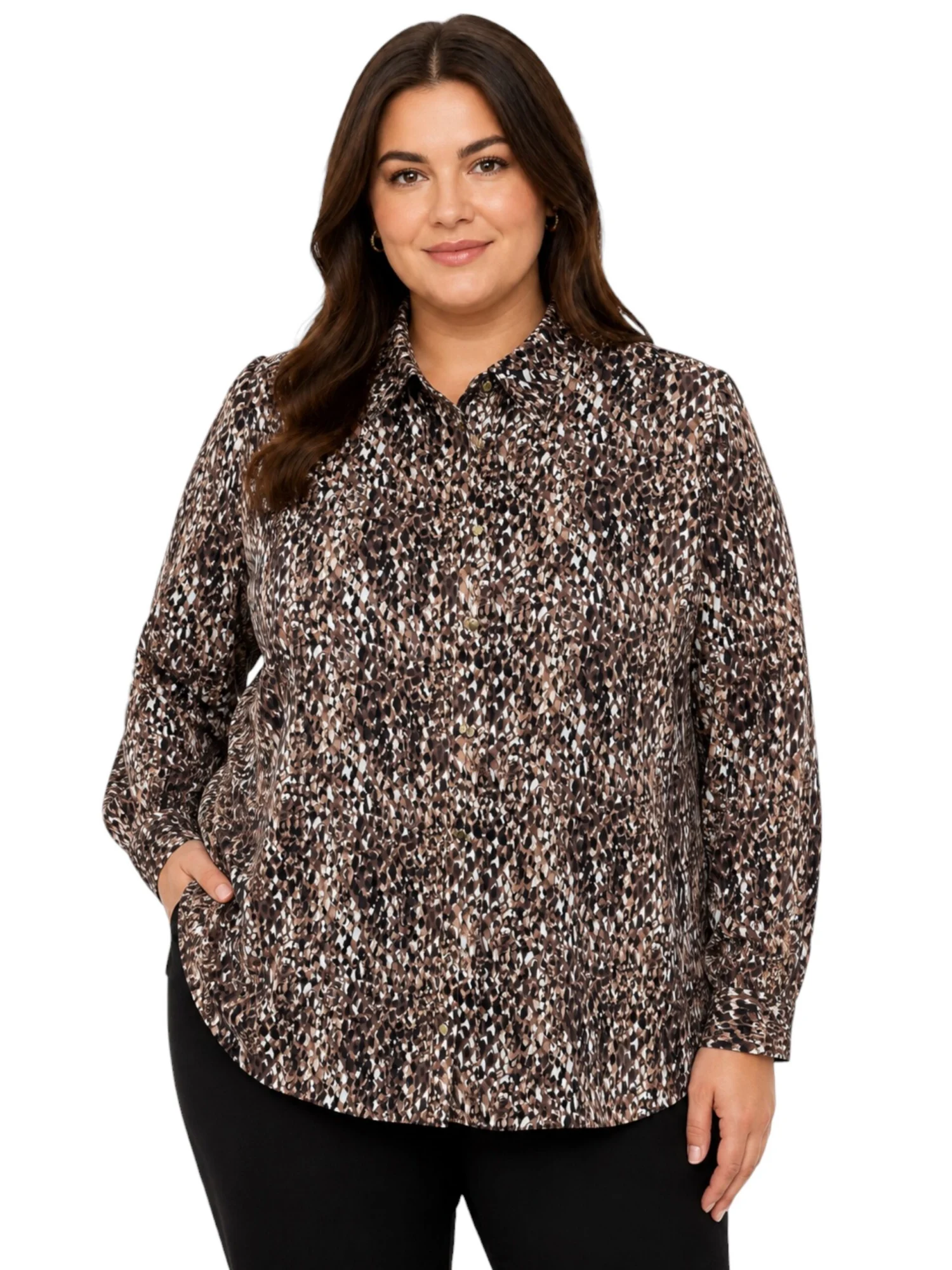 Photoroom_20260819_144101 Koszula damska plus size długi rękaw brązowy print, ujęcie z przodu, prezentujące wzór i detale zapięcia.
