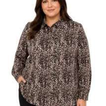 Koszula damska plus size długi rękaw brązowy print, ujęcie z przodu, prezentujące wzór i detale zapięcia.