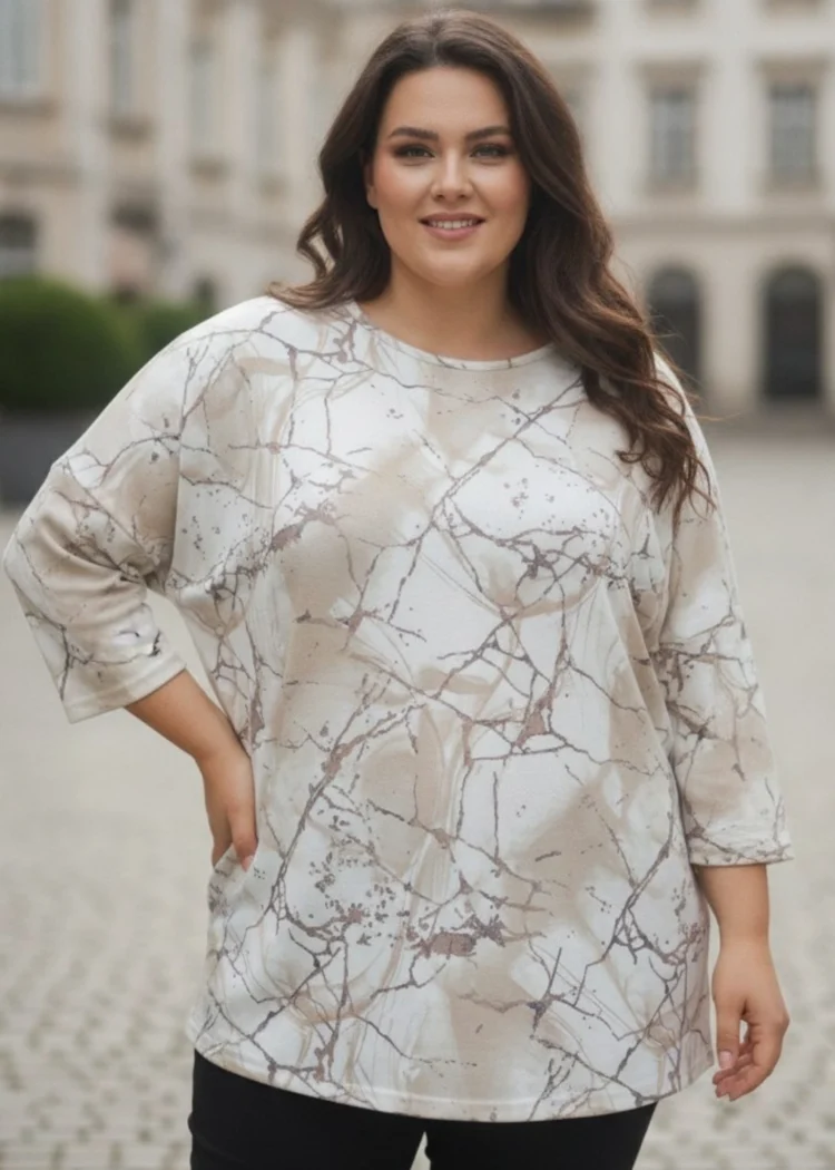 Bluzka oversize beżowa marmurkowy wzór, widok z przodu, podkreślający swobodny fason i długość.