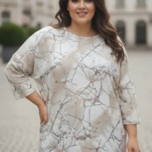 Bluzka oversize beżowa marmurkowy wzór, widok z przodu, podkreślający swobodny fason i długość.