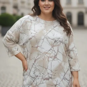 Bluzka oversize beżowa marmurkowy wzór, widok z przodu, podkreślający swobodny fason i długość.