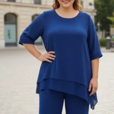 Spodnie damskie Komplet damski wizytowy: ujęcie z przodu, z dłonią na biodrze, podkreślające swobodny fason.