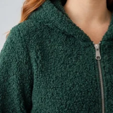 kurtka-z-bukli-z-kapturem-i-kieszeniami-zapinana-na-zamek-kaptur