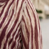 elegancka-bordowo-bezowa-bluzka-z-bizuteryjnym-detalem