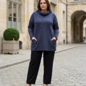 Sweter damski Granatowa bluzka sweterkowa, widok z przodu, prezentujący luźny krój i praktyczne kieszenie.
