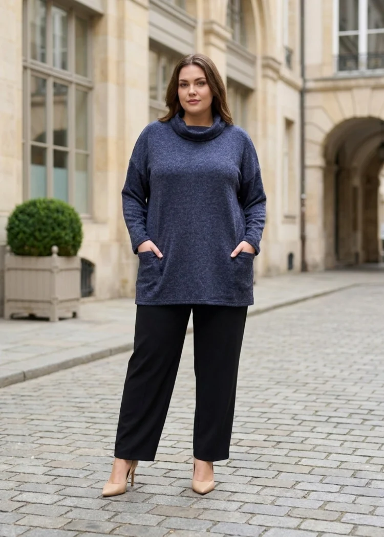 Sweter damski Granatowa bluzka sweterkowa, widok z przodu, prezentujący luźny krój i praktyczne kieszenie.