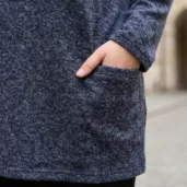Sweter damski Granatowa bluzka sweterkowa, detal naszywanej kieszeni z boku i długiego rękawa.