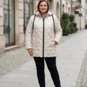 Pikowana kurtka z kapturem, ujęcie z przodu, prezentujące fason i pikowanie.