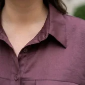 Koszula damska plus size z ozdobną kieszonką, zbliżenie na klasyczny kołnierzyk i zapięcie na guziki.