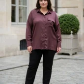 Koszula damska plus size z ozdobną kieszonką, widok z przodu, prezentujący luźny krój i długie rękawy.