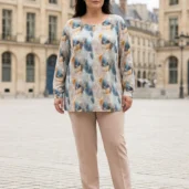 Bluzka damska Elegancka bluzka plus size w niebiesko-złoty wzór, ujęcie frontalne, prezentujące krój.