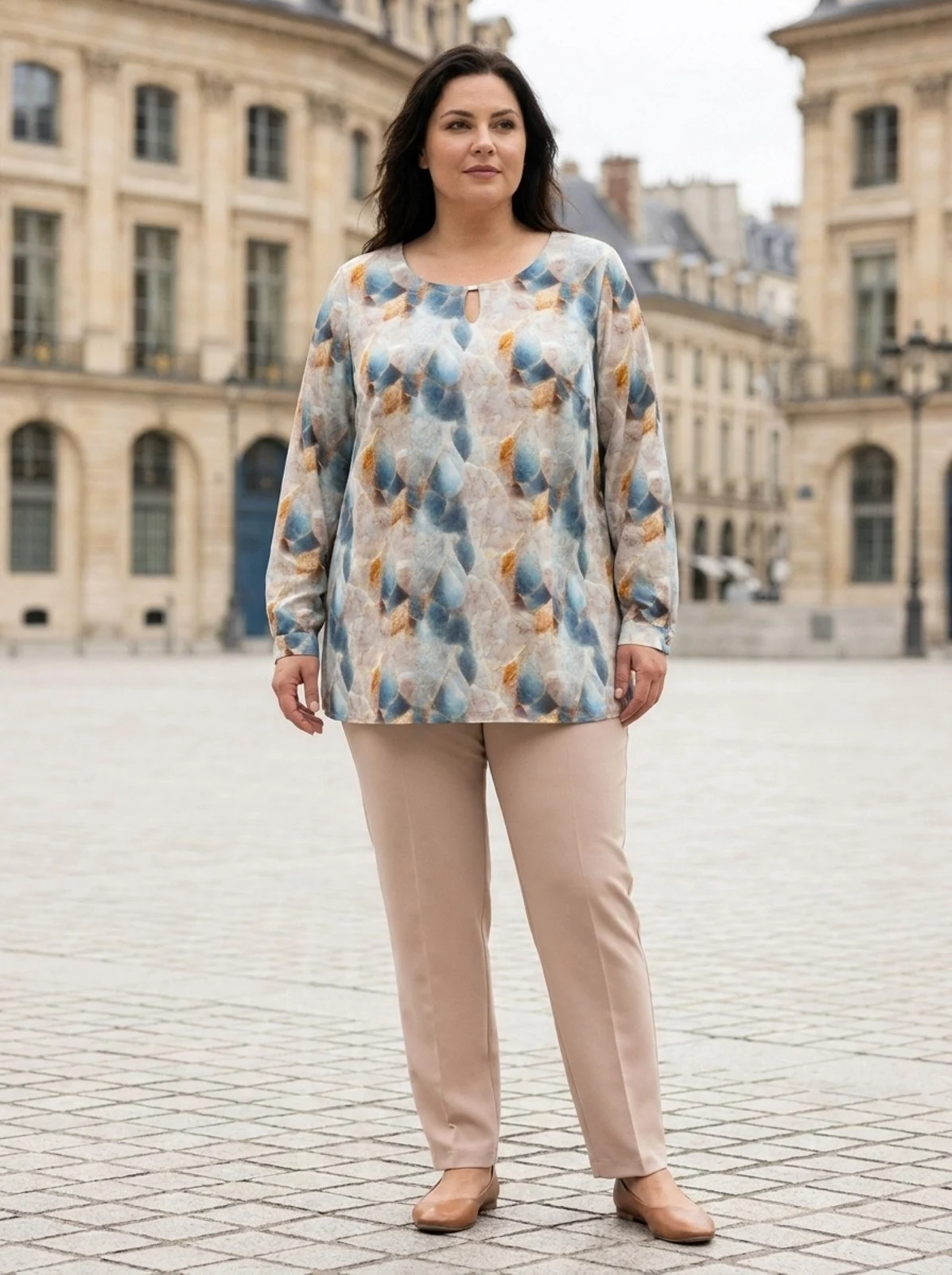 elegancka-bluzka-plus-size-w-niebiesko-zloty-wzor Bluzka damska Elegancka bluzka plus size w niebiesko-złoty wzór, ujęcie frontalne, prezentujące krój.