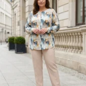Bluzka damska Elegancka bluzka plus size w niebiesko-złoty wzór, widok z przodu, pełna sylwetka.