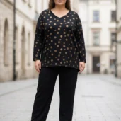 Bluzka damska Czarna bluzka codzienna w złote grochy, widok z przodu, prezentująca luźny fason.