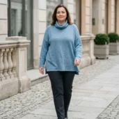 Okrycie wierzchnie damskie Golf dzianinowy plus size, widok z przodu, prezentujący luźny krój i rozcięcia po