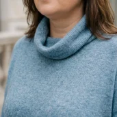Okrycie wierzchnie damskie Golf dzianinowy plus size, zbliżenie na dekolt z golfem i dzianinową fakturę.