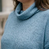 Okrycie wierzchnie damskie Golf dzianinowy plus size, detal dzianiny i ułożenie wysokiego kołnierza.