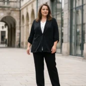 Sweter damski XXL zapinany na guzik, widok z przodu, prezentujący luźny krój i podwinięte rękawy.
