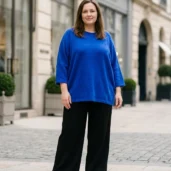 Chabrowy sweter damski z miękkiej dzianiny, widok z przodu, prezentujący luźny krój i rękawy 3/4.
