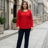Bluzka w dużych rozmiarach czerwona z koronką, widok z przodu, prezentująca ogólny fason i długość.