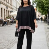 Tunika motyl z ozdobnym brokatowym wykończeniem, ujęcie przodem, prezentujące luźny krój i asymetryczny dół.