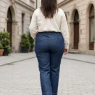 Spodnie jeansowe XXL damskie dzwony, ujęcie z tyłu, ukazujące krój nogawek i ułożenie materiału.