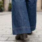 Spodnie jeansowe XXL damskie dzwony, ujęcie na szerokie zakończenie nogawek i podwójne obszycie.