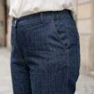 Spodnie jeansowe XXL damskie dzwony, detal pasa z gumką z tyłu oraz ukośne kieszenie z przodu.